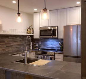 New Listing 2 bedroom +Loft 2 bath Summit E Bldg. #8 condo sleeps 8, Steps to Eagle Lodge/Chair #15